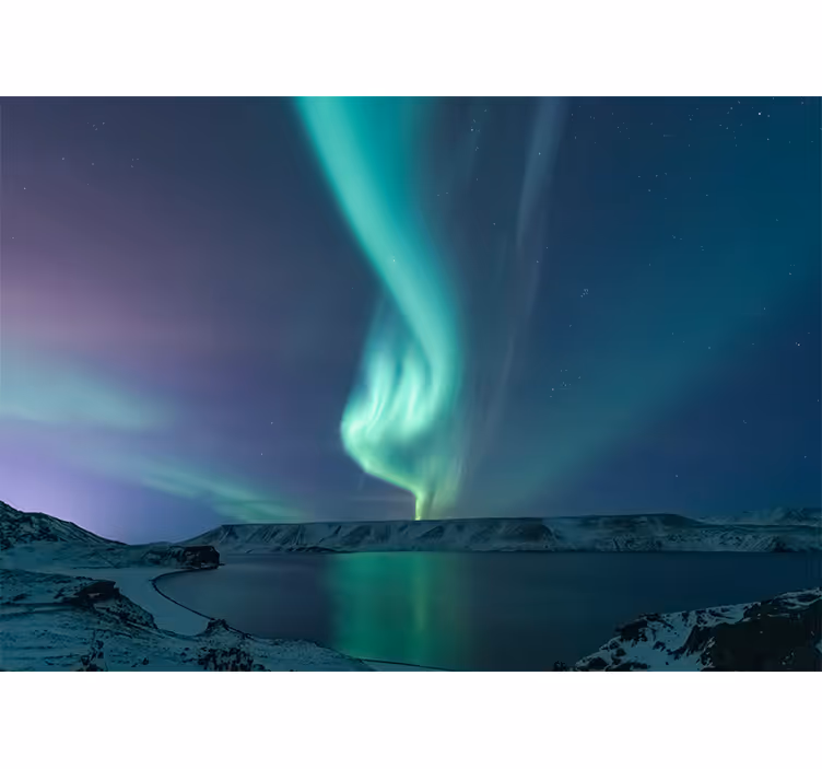 Blind bedroom with stunning northern lights view - TenStickers