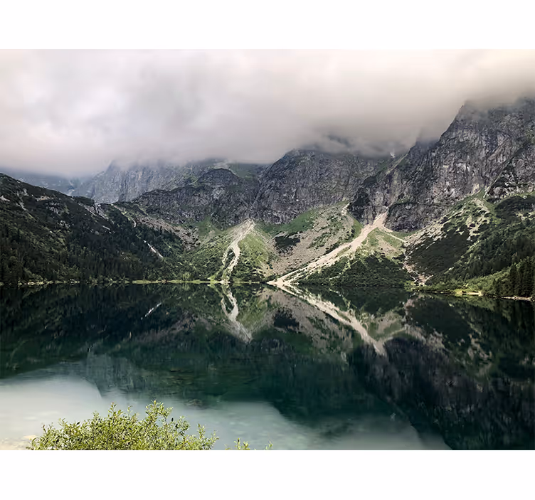 Green wall mural morskie oko lake - TenStickers