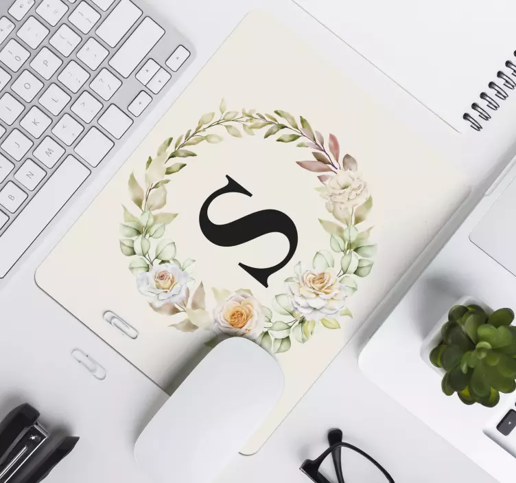 Personalised mouse mat floral initial design - TenStickers