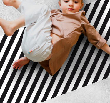 Striped vinyl rug in bold black and white - TenStickers