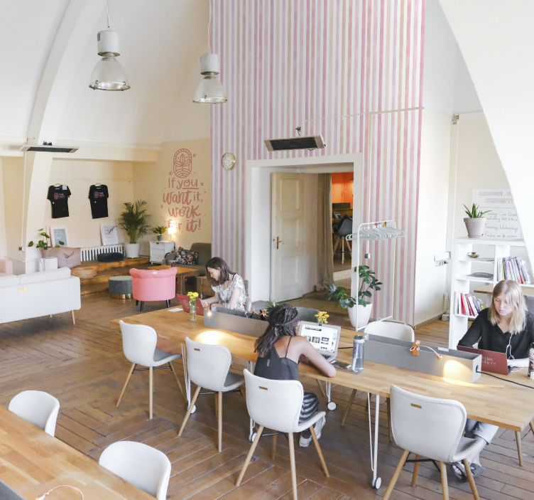 Pink elegant pattern wallpaper vertically striped - TenStickers